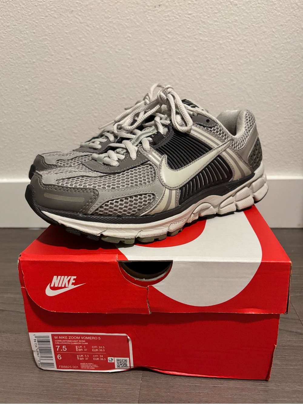 Women’s Nike Zoom Vomero 5 Cobblestone/ Light Bone Size 7.5